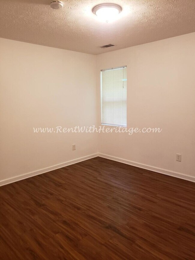 Building Photo - GREAT ONE LEVEL TOWNHOME / END UNIT / POPULAR DOWNTOWN VILLA RICA AREA / CAN WALK TO SHOPPING AND...