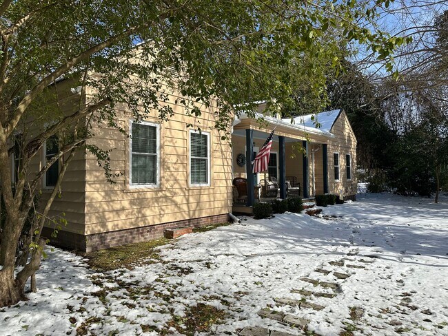 Building Photo - Fully Furnished 3 Bed 2 Bath Home