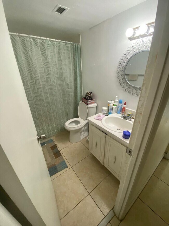 Building Photo - Charming 2 Bed 2 bath in a gated community close to it all!