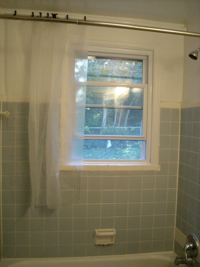 Building Photo - 2 Bedroom Single Family Home!  Updated pic...