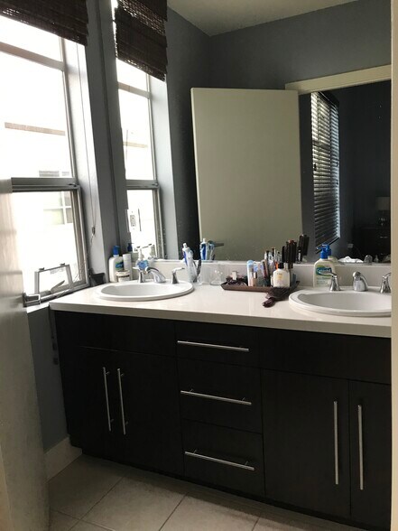 Master bathroom - 1 E Julian St