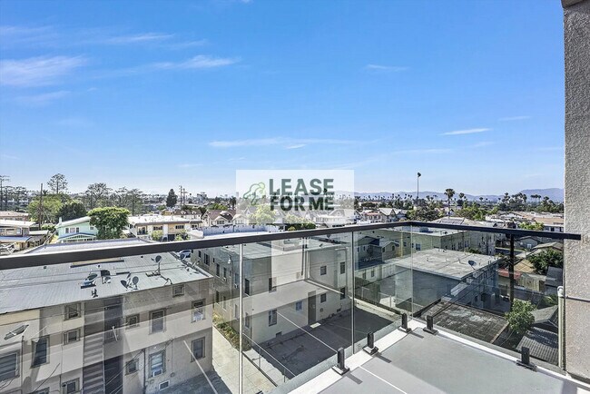 Building Photo - 1538 S Wilton Pl