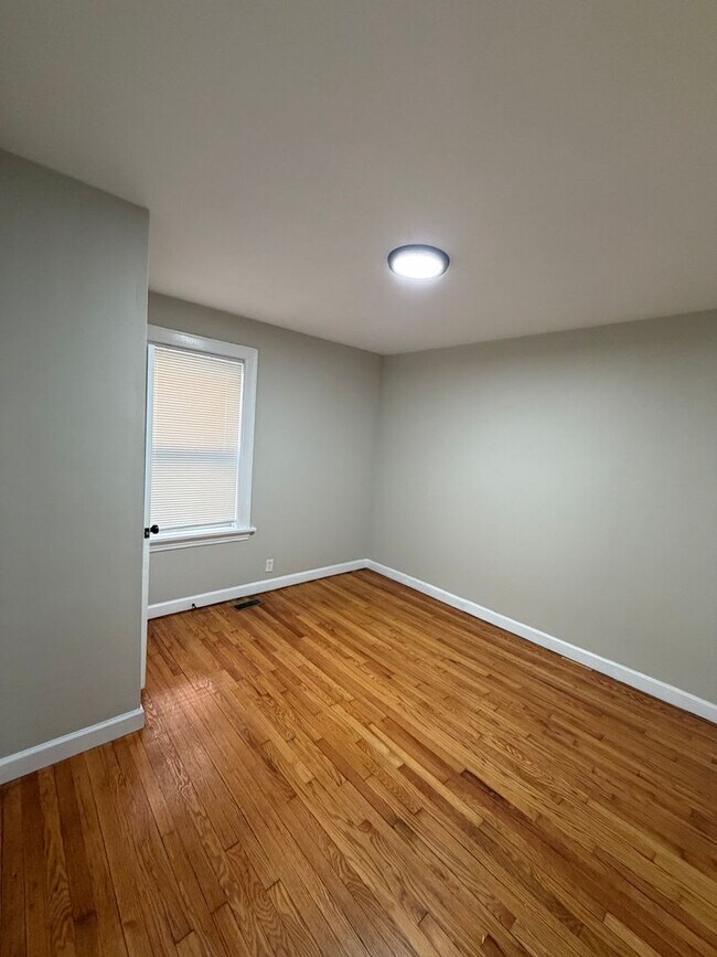 Building Photo - 5041 Lindenwood Ave