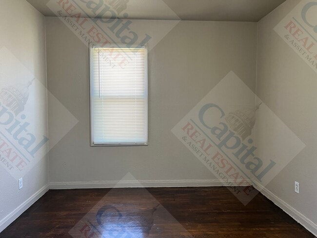 Building Photo - Spacious 3 Bedroom