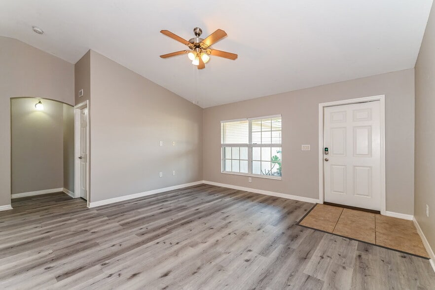 Building Photo - 917 Hillcrest Ave