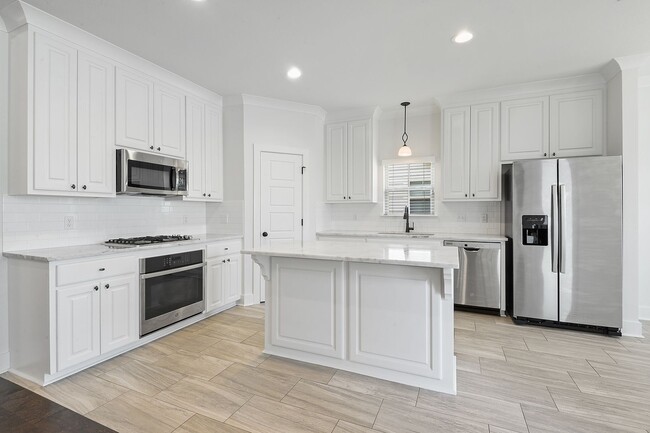 Building Photo - Beautiful home with high end finishes