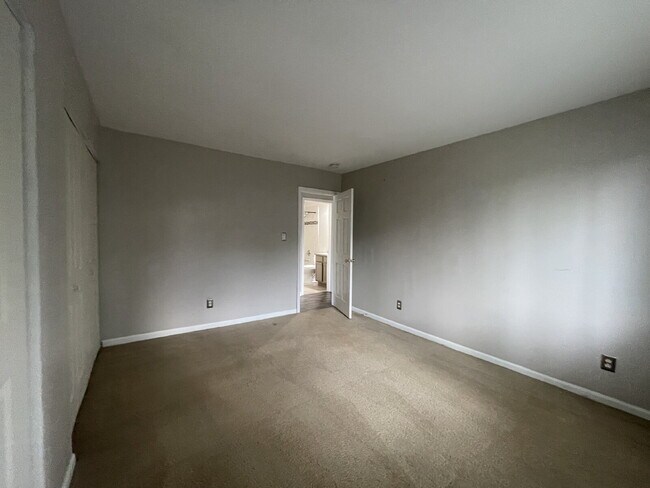 Building Photo - Private, End Unit - 2 Bed, 1 Bath Condo in...
