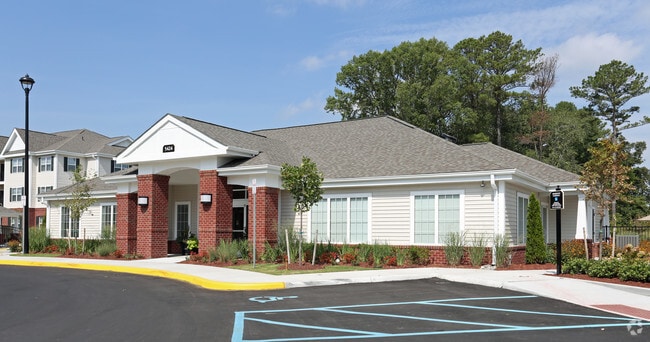 Building Photo - The Pointe at Pickett Farms