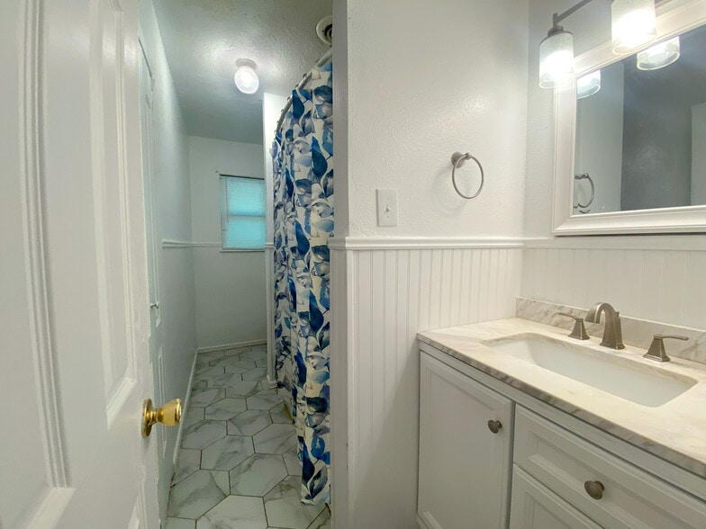 Full Bath - 703 Lee St