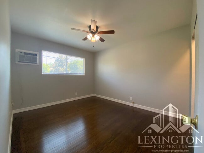 Building Photo - Spacious, 3BD/1BA, Home with Office in Car...