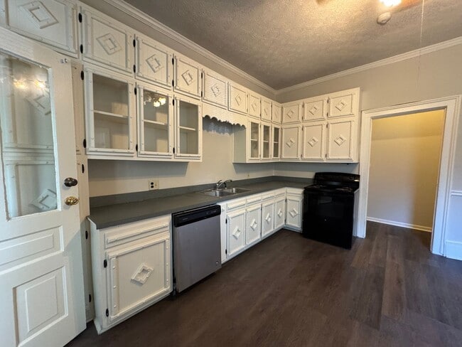 Building Photo - Large 4/2.5 House in S Rome $1,395