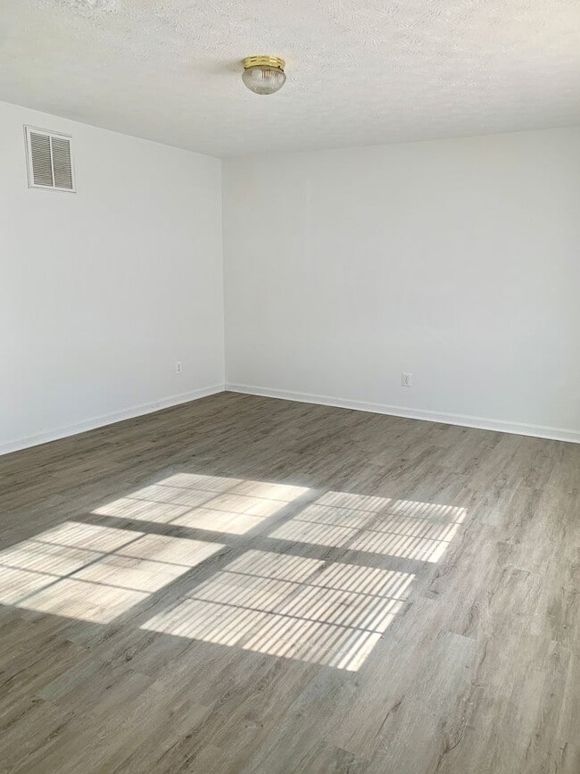 Building Photo - 3 Bedroom End Unit Townhouse