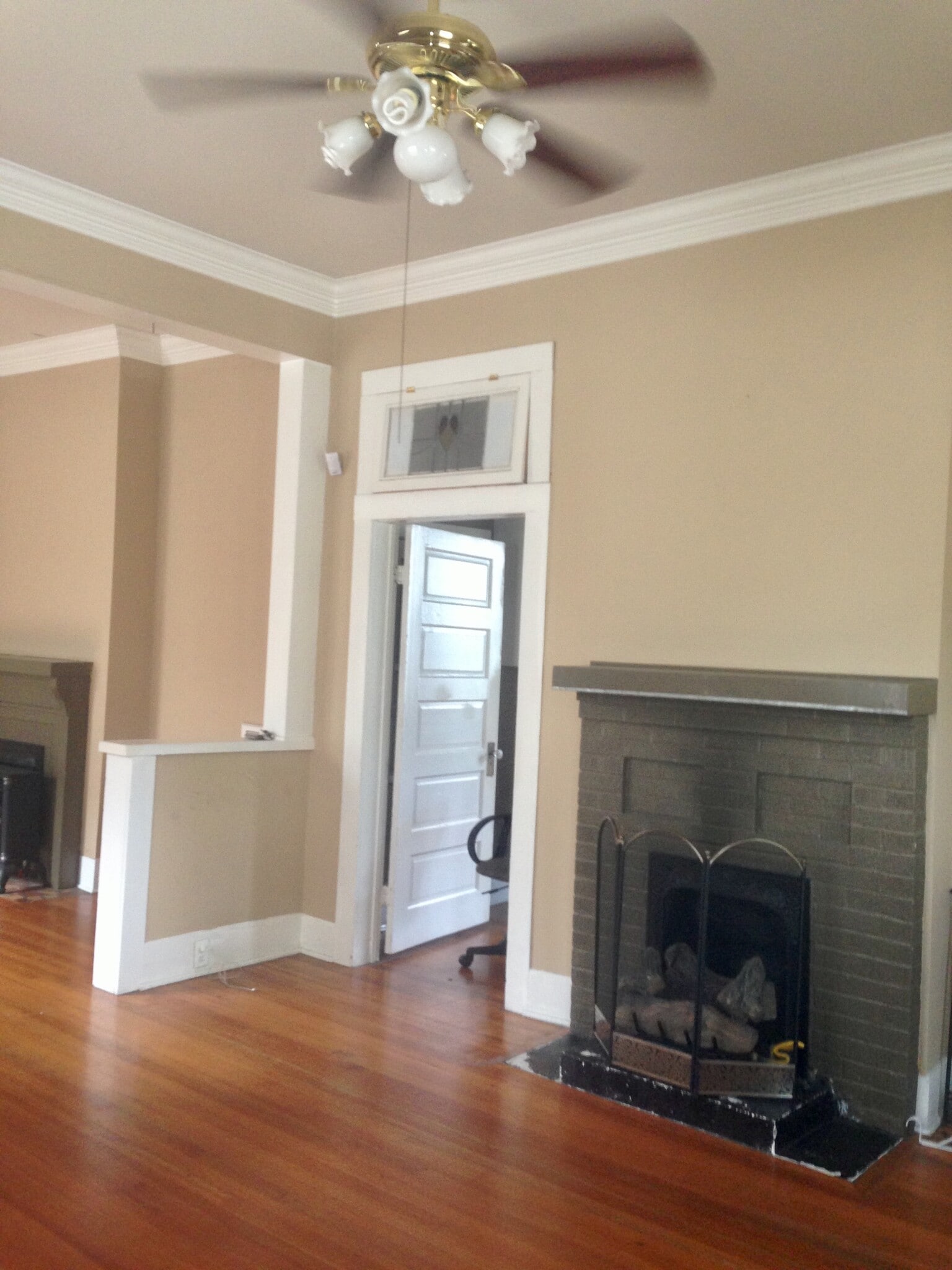 Cozy has fireplace - 746 Europe St