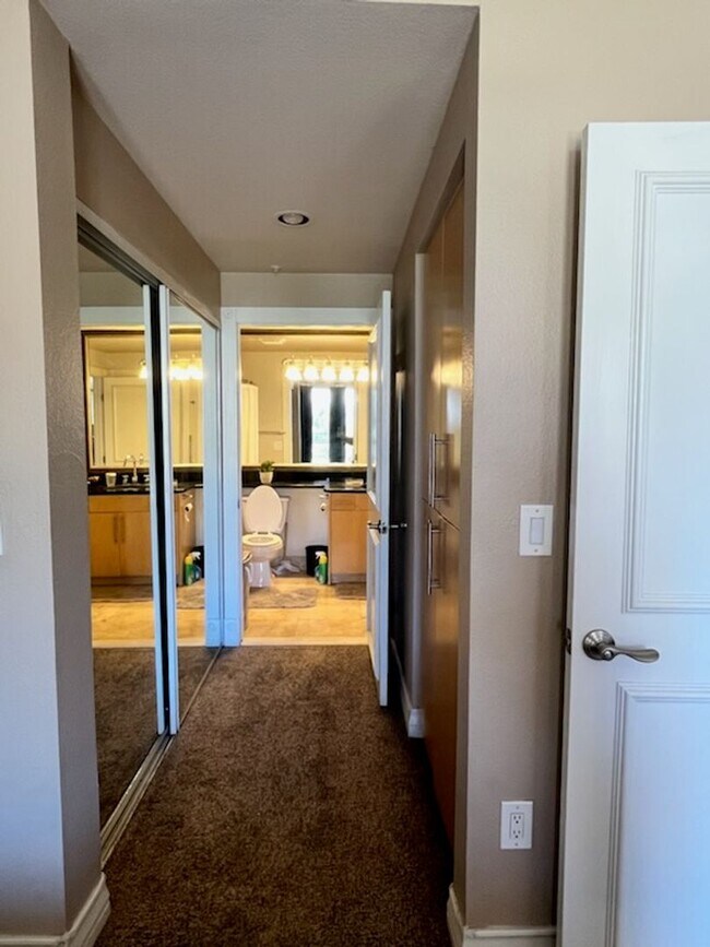 Building Photo - Meridian Luxury 1 Bed | 1 Bath Condo