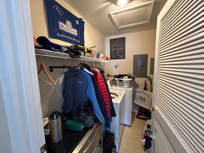 Building Photo - 215 S Knollwood Dr