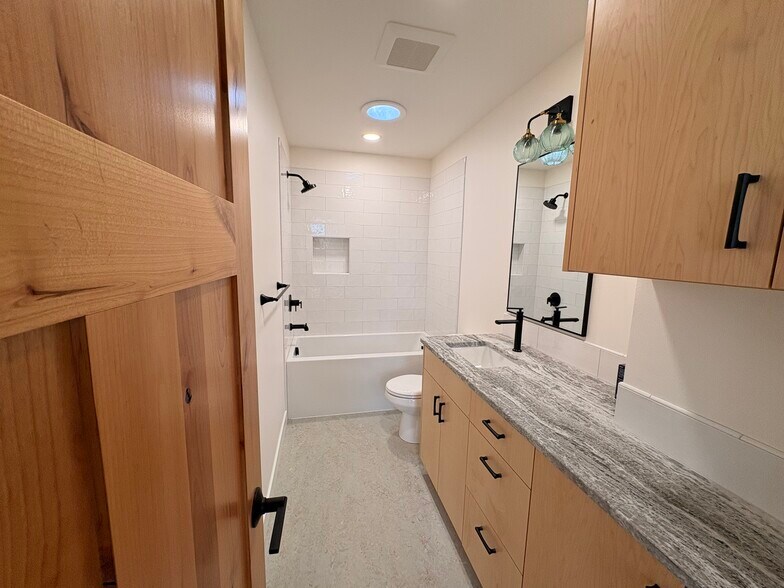 Building Photo - 2515 Yew St