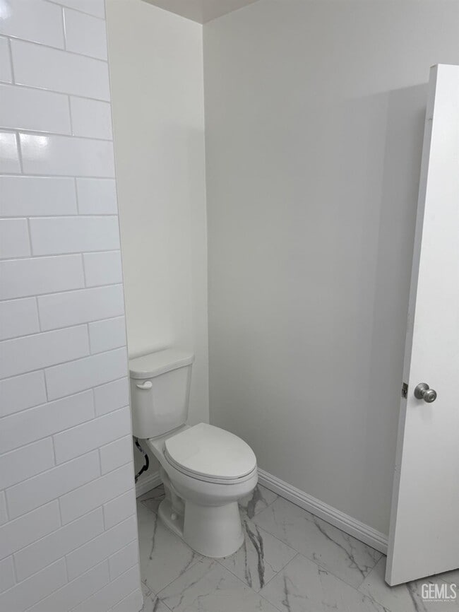 Building Photo - 400 Fairway Dr