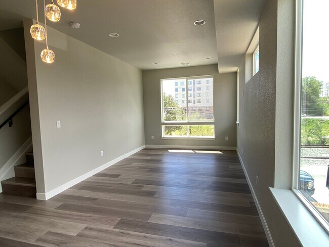 Building Photo - Beautiful End Unit at Overlook Station