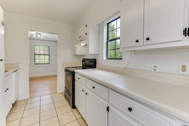 Building Photo - 2446 Young Dr