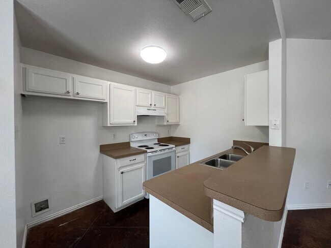 Building Photo - Oakwood521 Units A/B