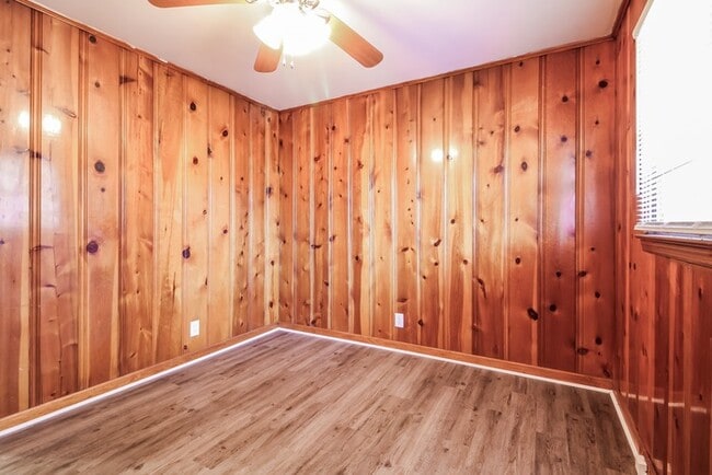 Building Photo - 219 W Castle Dr