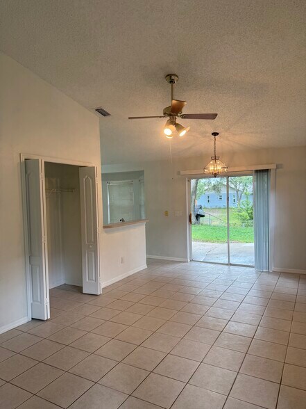 Building Photo - 4400 Venice Dr