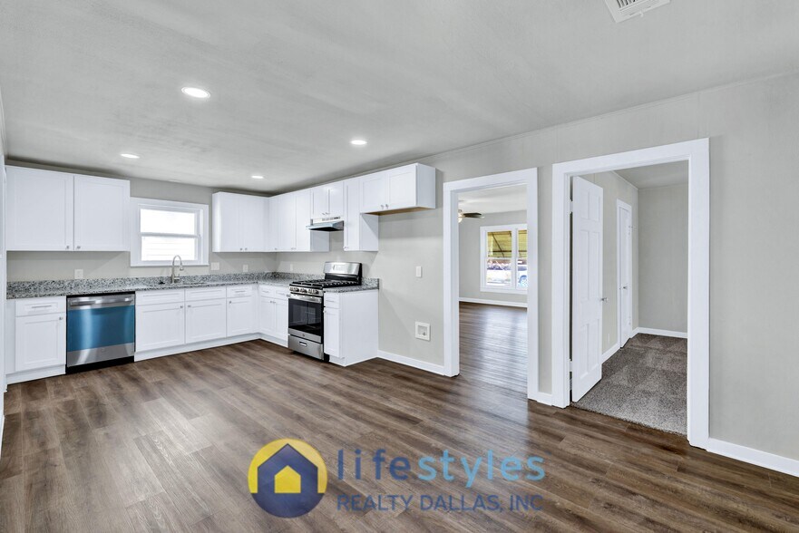 Building Photo - 907 NW Main St