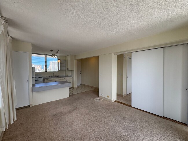 Building Photo - An absolute gem in Hono Hale Tower. Located in Mo'il'ili and close to the University of Hawaii.