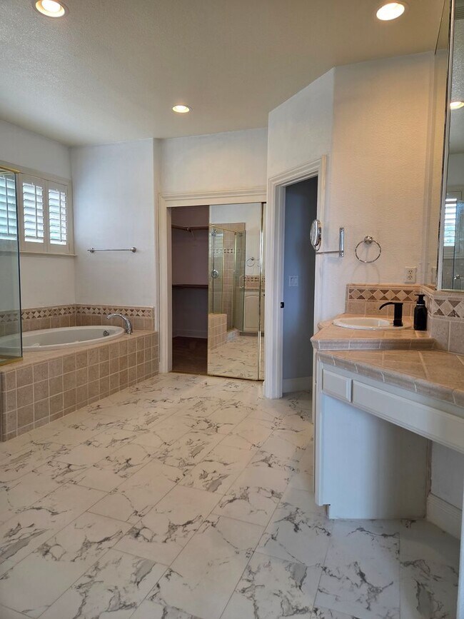 Building Photo - 5 Bdrm, 4 bath home located in Highland View Community off Silva Valley