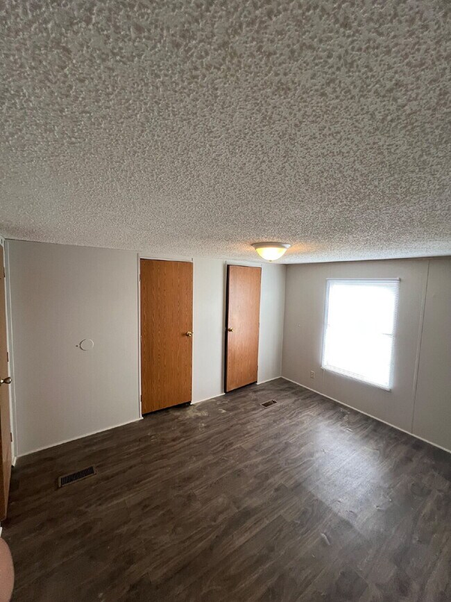 Building Photo - 2 BR | 2 BA in Pikeville! Trash Pick-Up Included!
