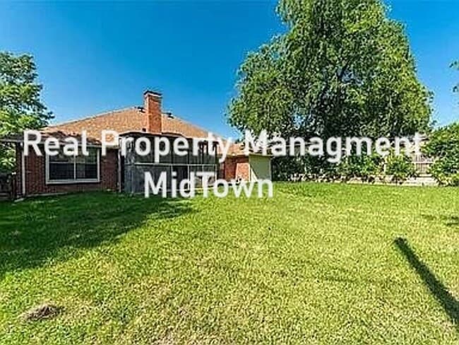 Building Photo - Charming Home Centrally Located in the DFW