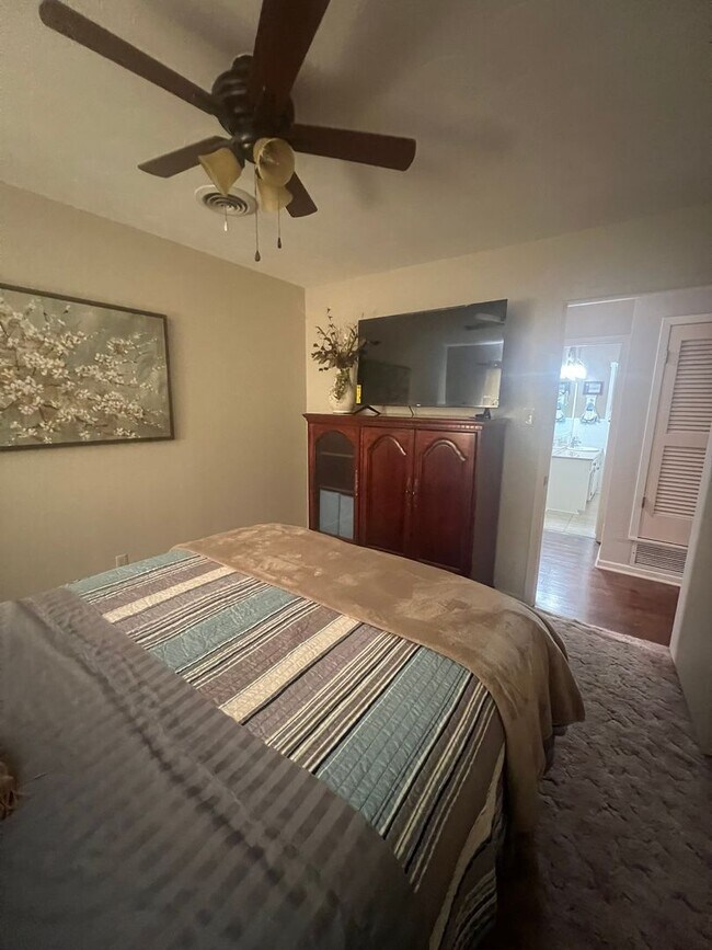 Building Photo - MID TERM RENTAL