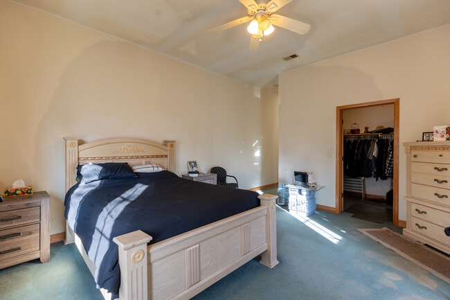 Building Photo - 4716 N Kilbourn Ave