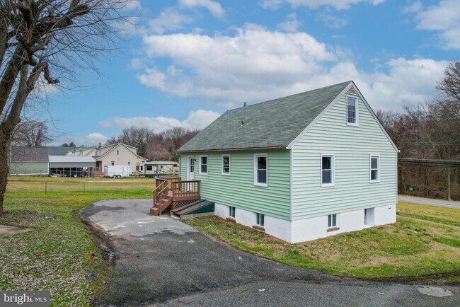 Building Photo - 821 Chesaco Ave