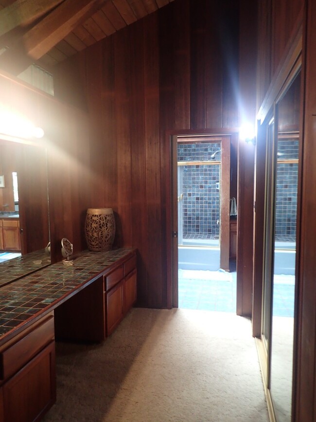 Building Photo - Very private, gated, mostly furnished Maui...