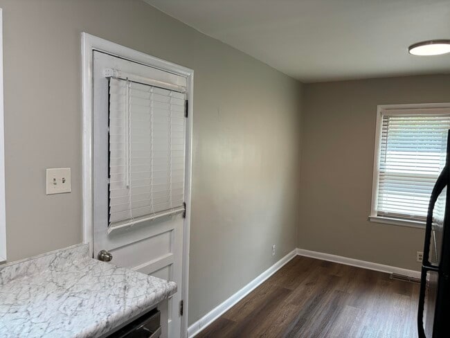 Building Photo - 817 Della Dr