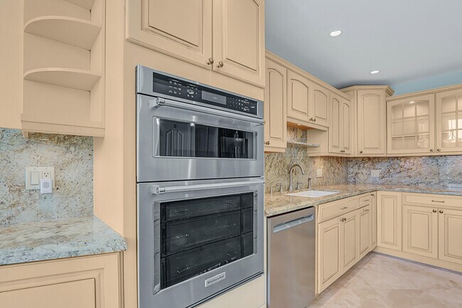 Building Photo - 2051 NE Ocean Blvd