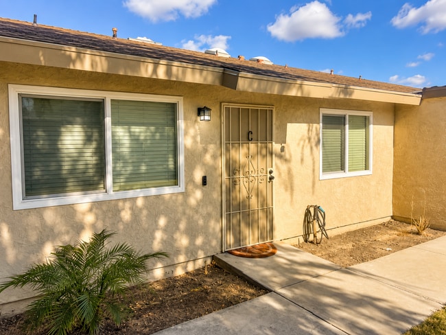 Building Photo - Newly Renovated 2 Bedroom / 1 Bathroom Home in Laurelglen – Garage & Yard Included!