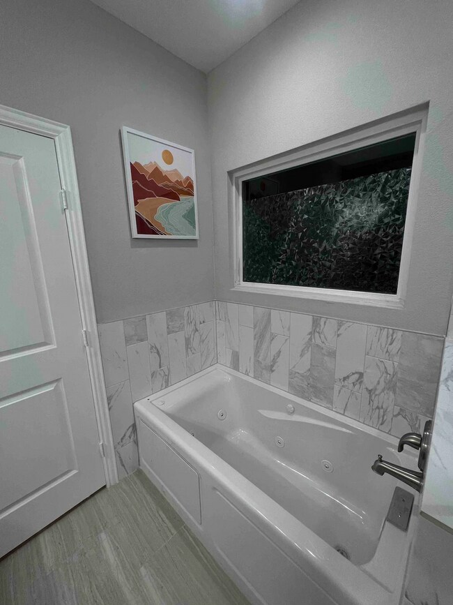Primary Bathroom - 4616 Galesburg St