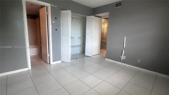 Building Photo - 821 Twin Lakes Dr