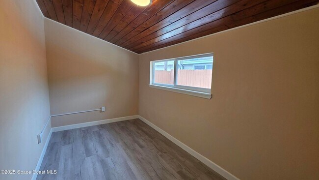 Building Photo - 6409 Ridgewood Ave