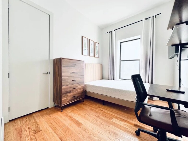 Building Photo - Furnished room/NOT APARTMENT