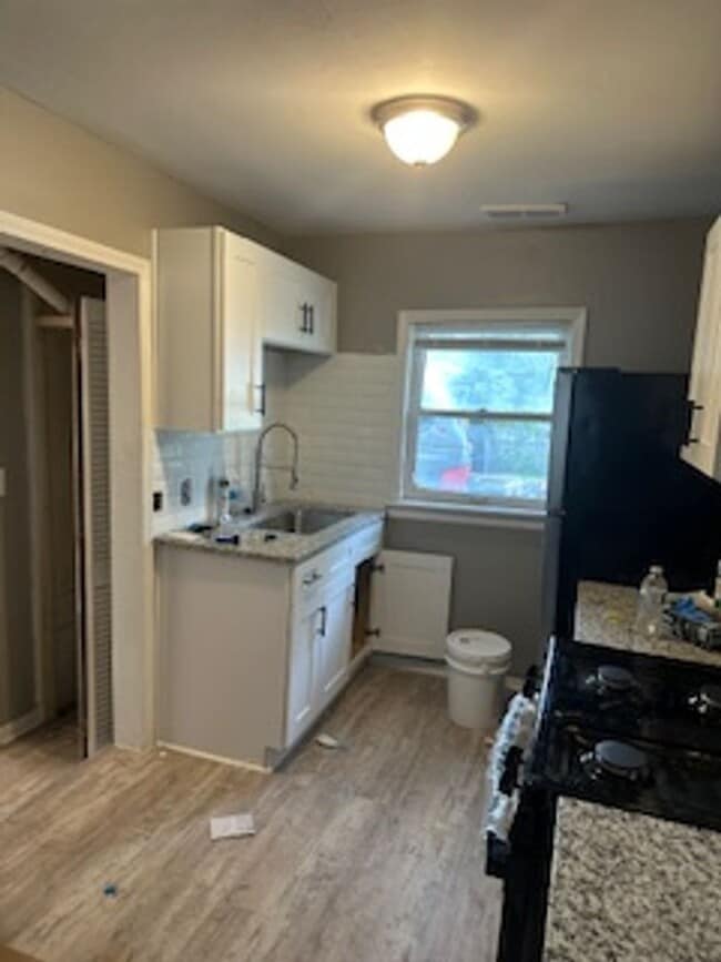 Building Photo - Beautifully Remolded 2 Bedroom 1 Bath in W...