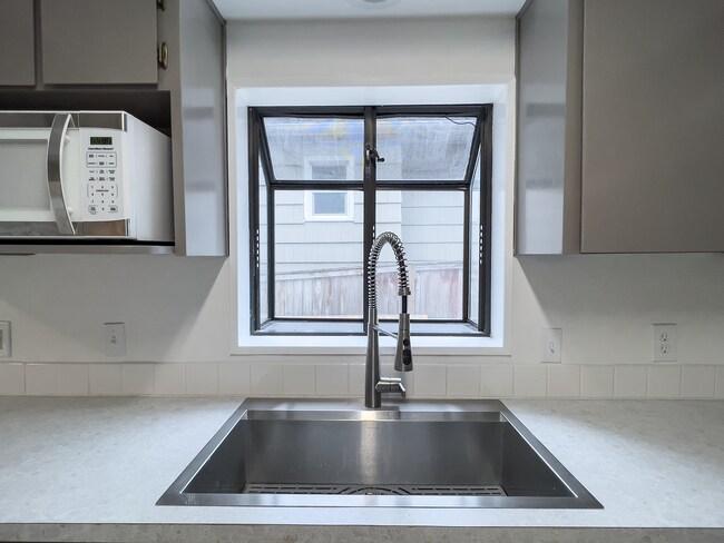 Building Photo - Charming Renovated Ranch 3 Bed + 2 Bath House! Washer & Dryer! Located in Portland's SE Brooklyn ...
