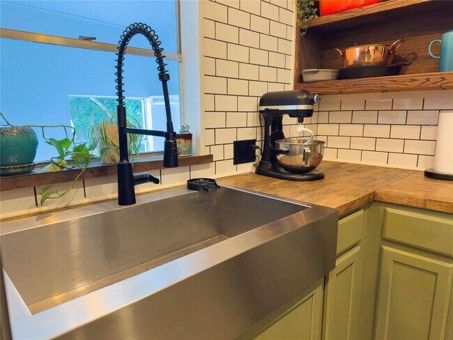 Building Photo - 1335 Belvin St