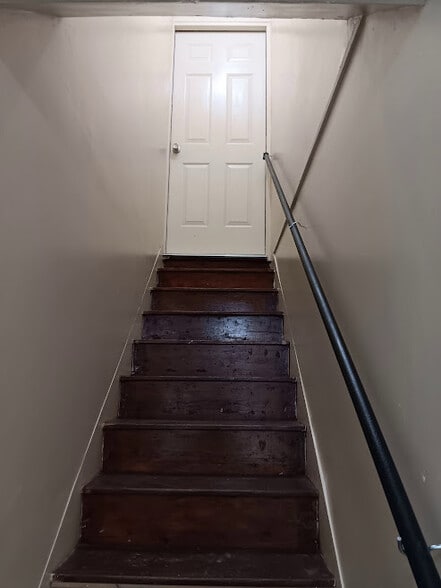 Building Photo - 112 E Nelson St