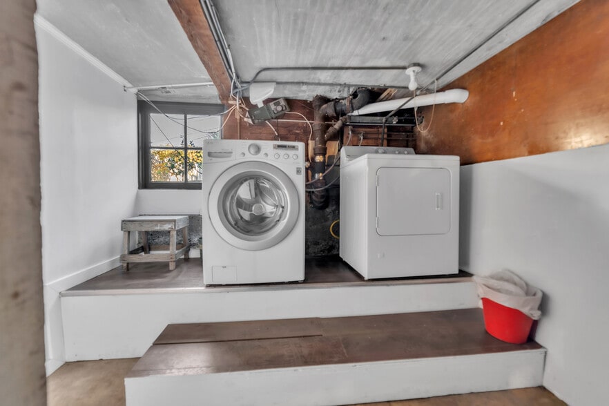 Building Photo - 80 Corona St