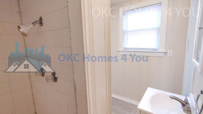 Building Photo - NW OKC 4 Bed Near I-44 & NW 23rd St.