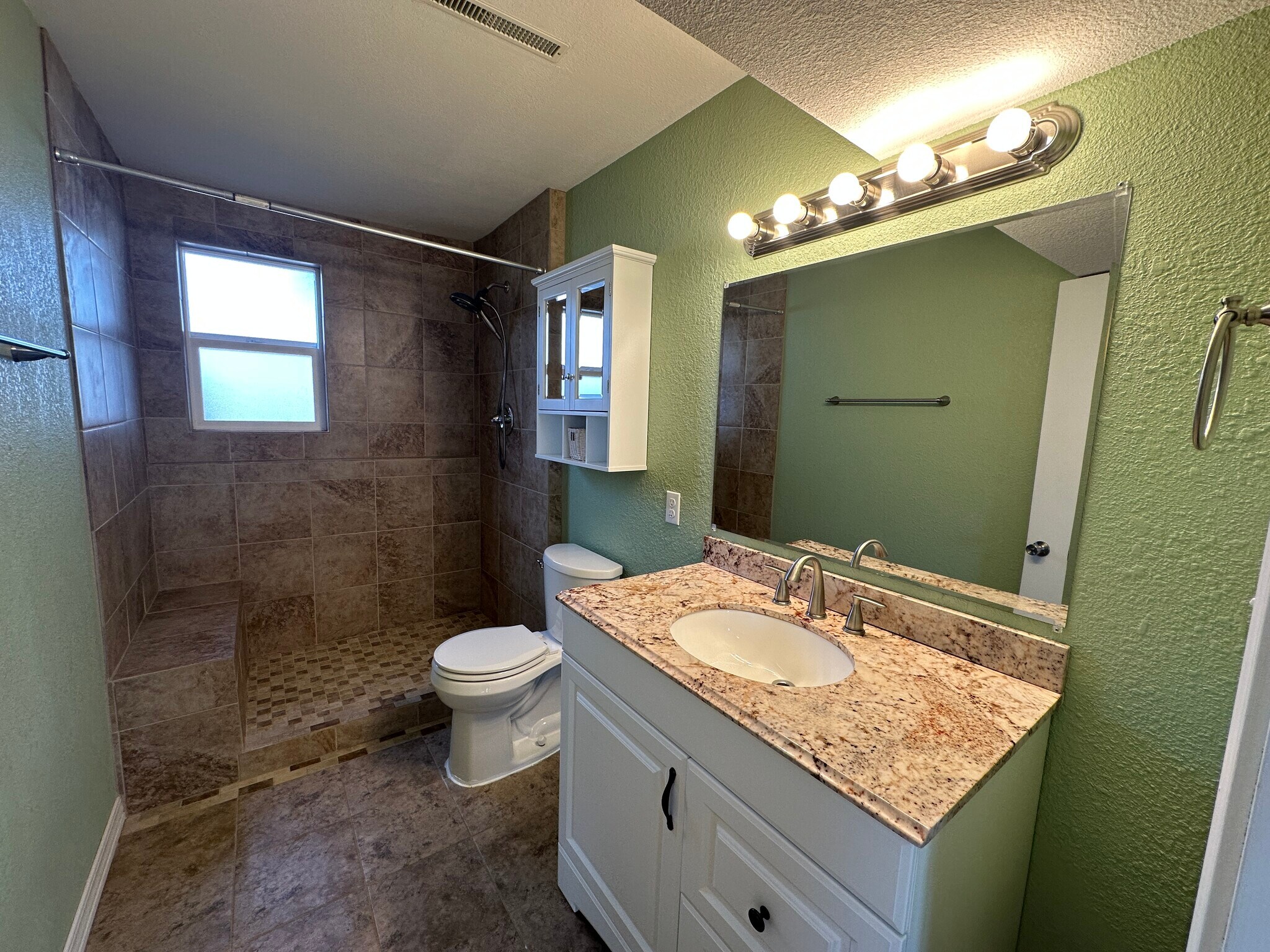 Building Photo - 495 Avenida del Cielo