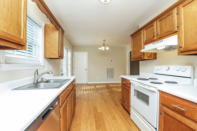 Building Photo - 2812 Sutherland Dr